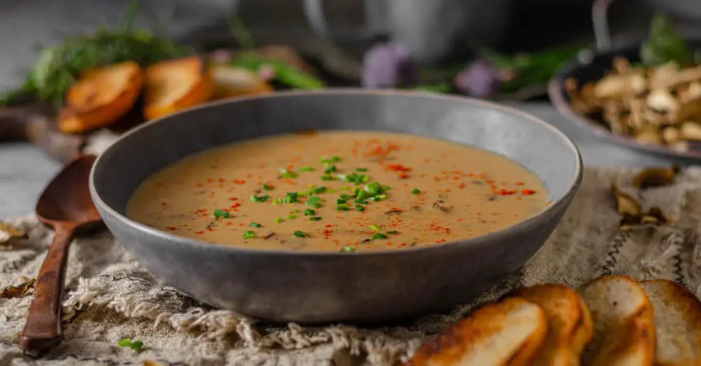 Soupe de Champignons Forestiers au Thermomix : Un Réconfort dans Votre Assiette