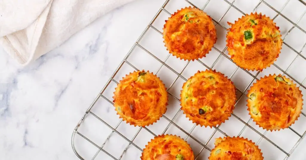 Muffins aux Saucisses Pois et Parmesan au Thermomix : Une Délicieuse Collation Salée