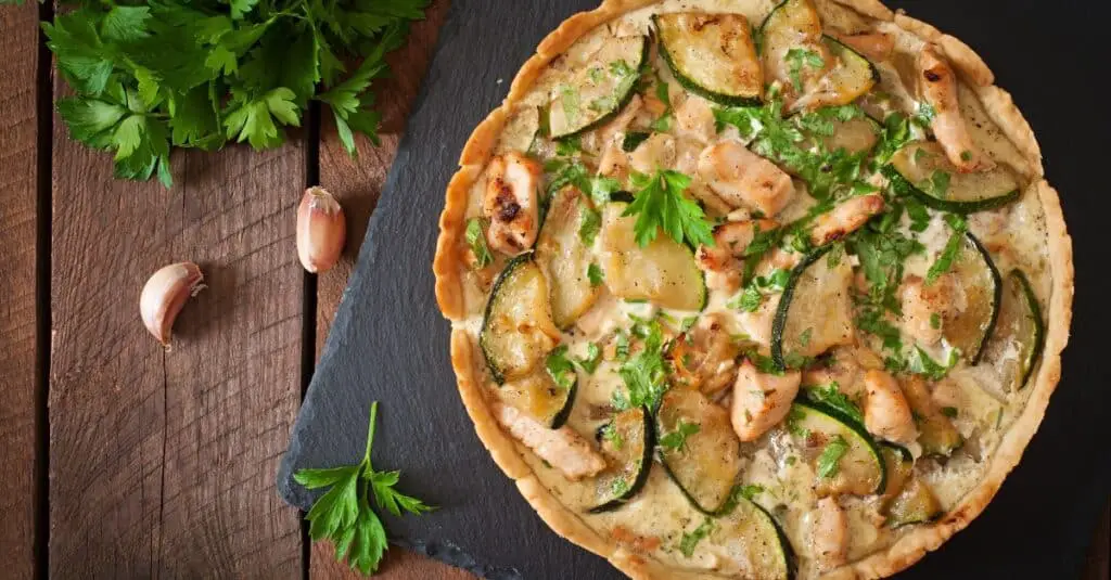 Quiche au Poulet et Courgettes aux Herbes au Thermomix : Un Régal Savoureux et Facile à Préparer