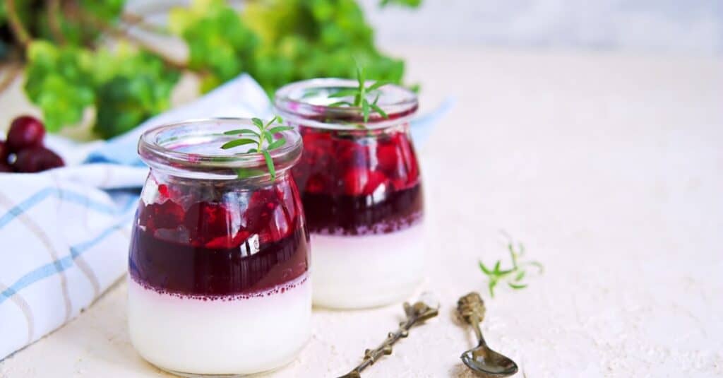 Panna Cotta avec Sauce aux Cerises au Thermomix : Un Dessert Italien Raffiné