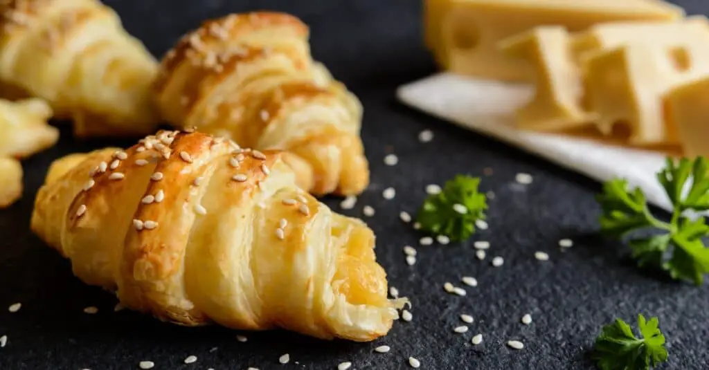 Croissants Farcis à l'Emmental au Thermomix : Un Délice Fromager