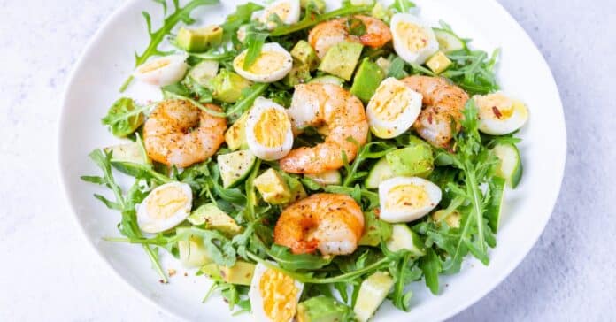 Salade de Crevettes Avocat Concombre Œufs de Caille Roquette : Une Explosion de Fraîcheur et de Saveurs