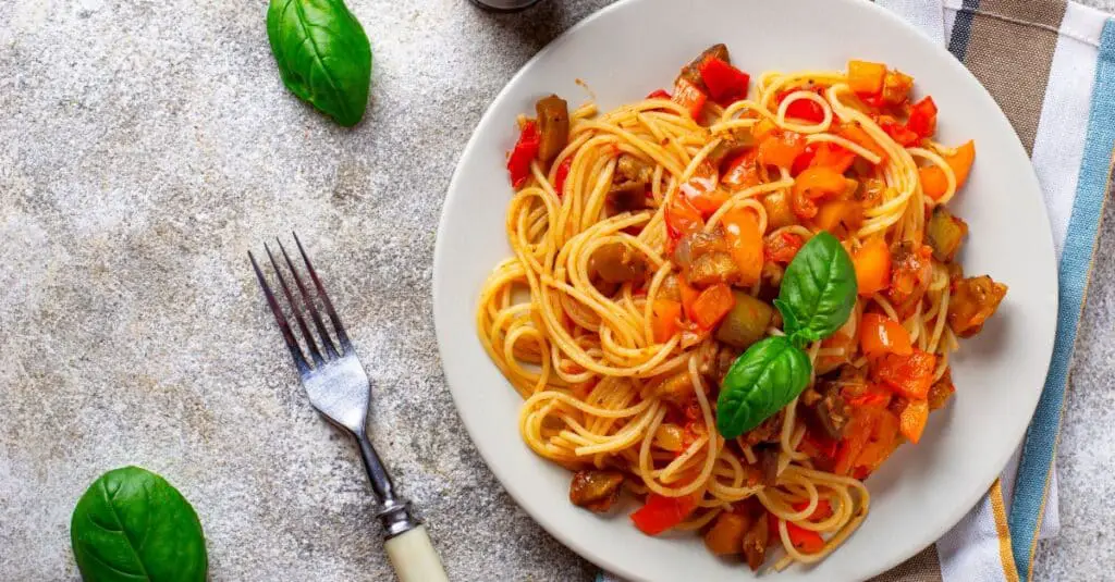 Spaghetti aux Aubergines Poivrons et Tomates au Thermomix : Un Plat Méditerranéen Savoureux