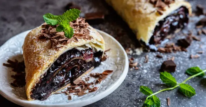 Strudel Farci au Chocolat Noir et Cerises au Thermomix : Un Dessert Délicieusement Gourmand