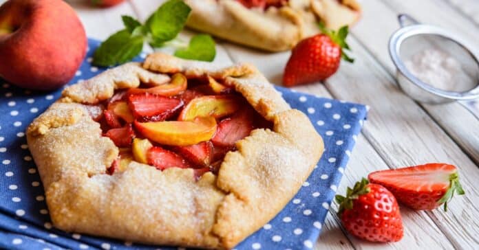 Galette Rustique à la Fraise et Pêche au Thermomix : Une Touche de Douceur et de Fraîcheur