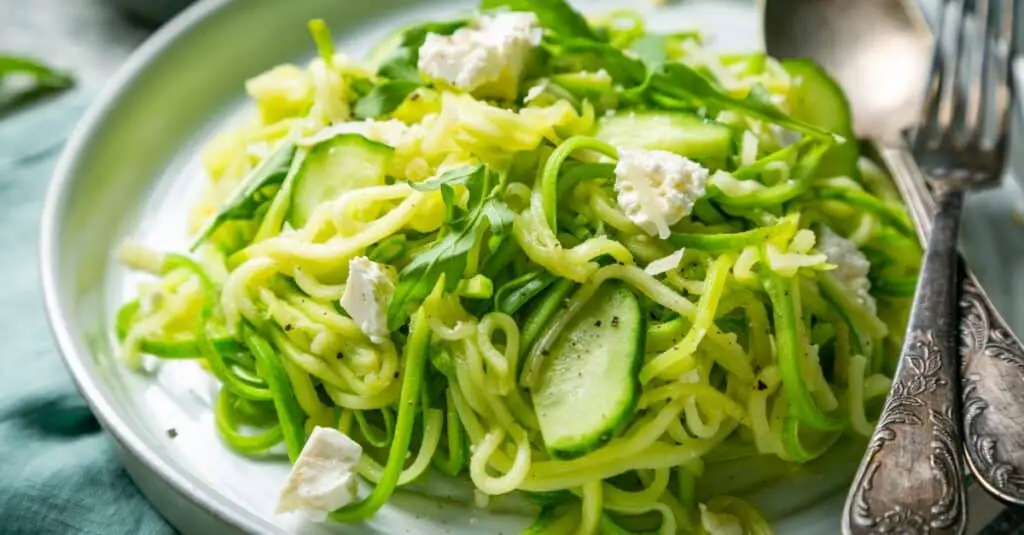 Nouilles de Courgettes au Concombre et Feta Weight Watchers : Une Salade Fraîche et Savoureuse