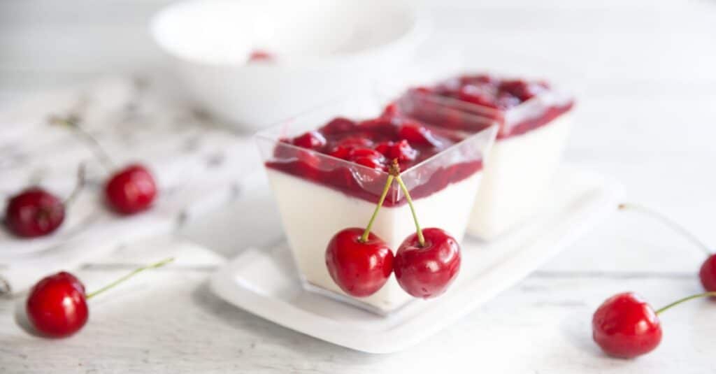 Panna Cotta avec Sauce aux Cerises au Thermomix : Un Dessert Crémeux et Fruité