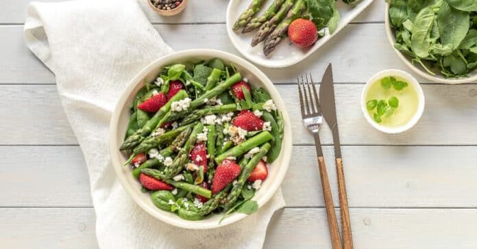 Salade à la Fraise Épinards et Asperges Verte Weight Watchers : Une Recette Fraîche et Colorée