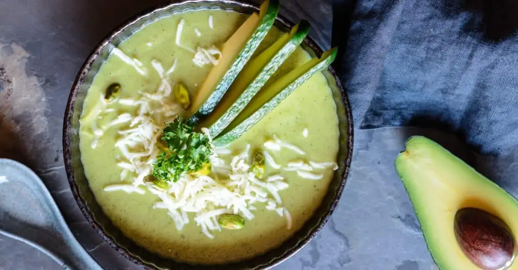 Soupe d'Avocat aux Courgettes Weight Watchers : Une Entrée Crémeuse et Nutritive