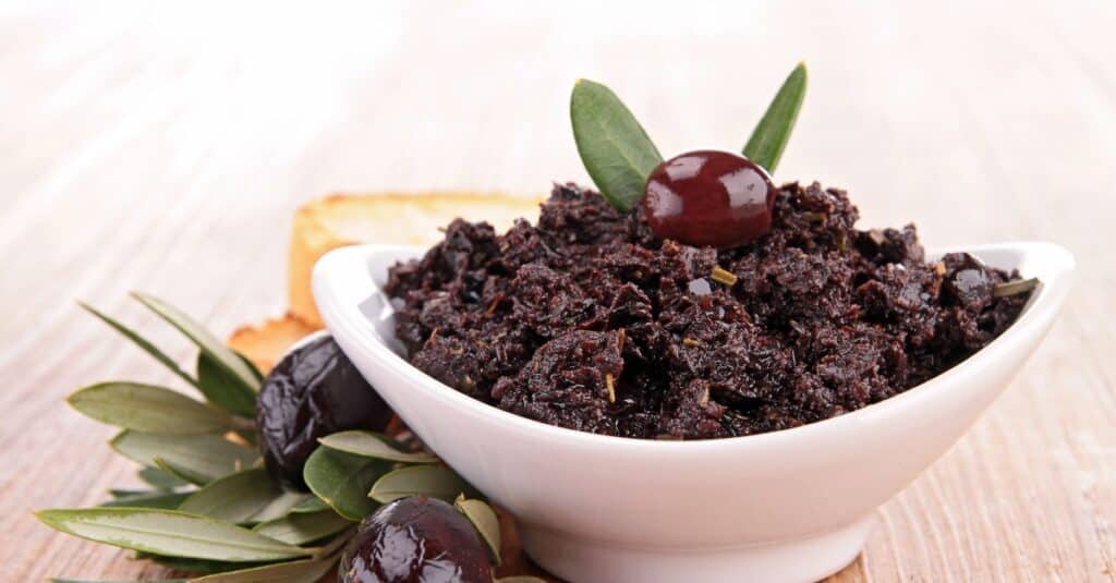 Tapenade d'Anchois aux Olives Noires au Thermomix : Une Délicieuse Pâte à Tartiner Méditerranéenne